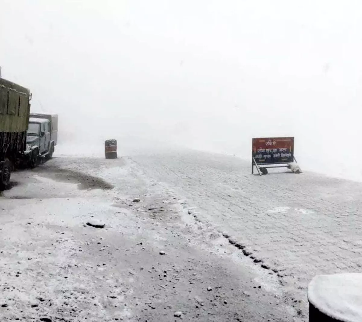 इस बार कश्मीर में जल्द आ गई सर्दी, राजदान दर्रे में हल्की बर्फबारी, गुरेज घाटी में तापमान में गिरावट