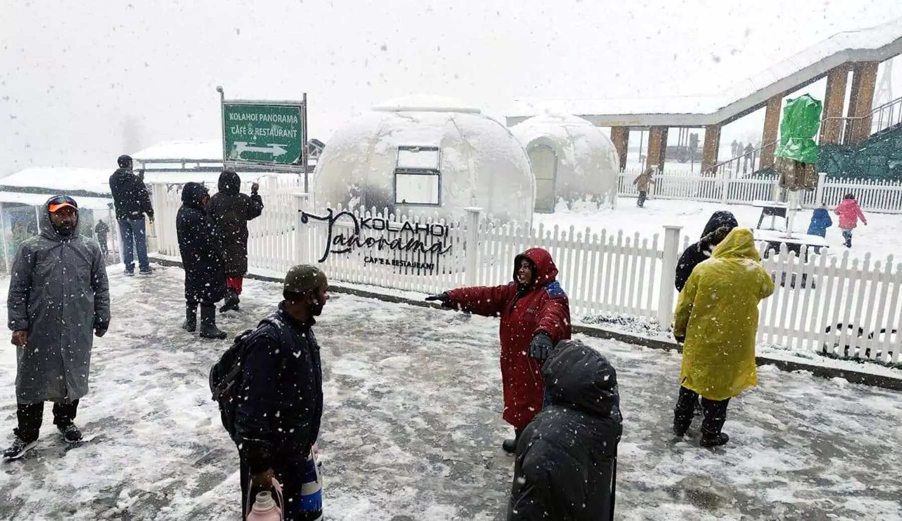 कश्मीर में पर्यटकों की संख्या में लगातार वृद्धि, पिछले दो महीनों में 3,000 से ज्यादा देशी पर्यटक ने किया दौरा कश्मीर में पर्यटकों की संख्या में लगातार वृद्धि, पिछले दो महीनों में 3,000 से ज्यादा देशी पर्यटक ने किया दौरा