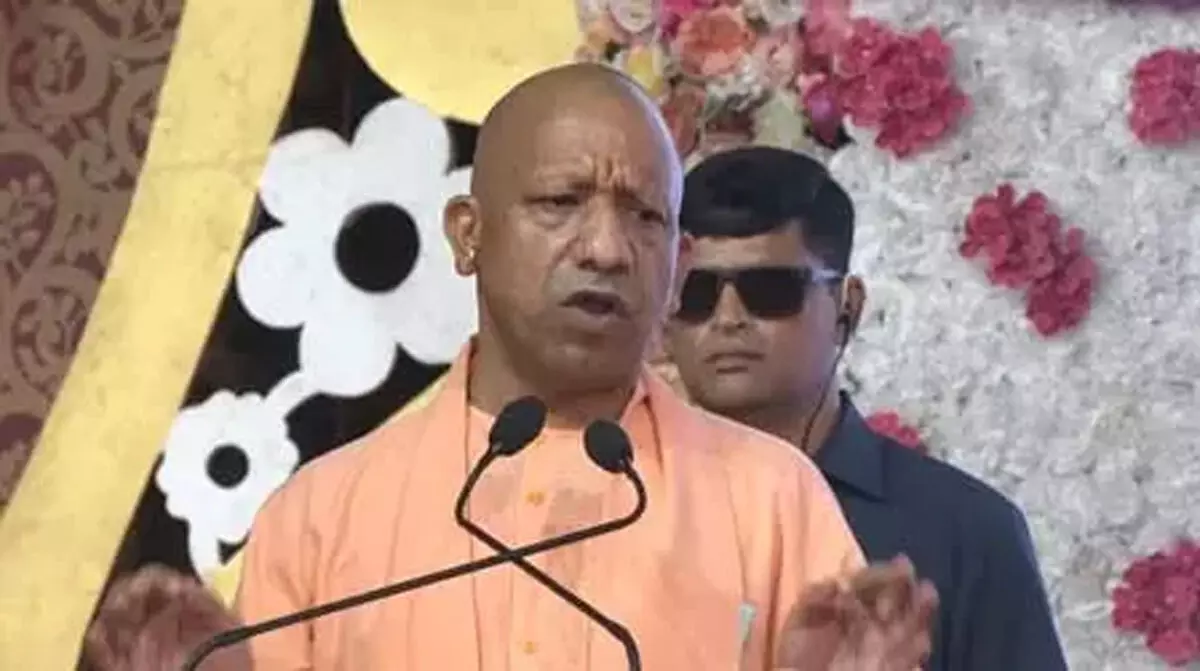 दिवाली से पहले सीएम योगी का तोहफा : सफाईकर्मियों को सीधे खाते में वेतन और आयुष्मान कार्ड