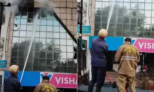 गाजियाबाद: विशाल मेगा मार्ट में आग लगने से मचा हड़कंप, मौके पर पहुंची फायर ब्रिगेड की टीम, पाया काबू