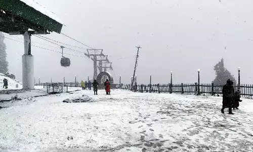 गुलमर्ग में मौसम की पहली बर्फबारी ने मौज कर दी पर्यटकों की गुलमर्ग में मौसम की पहली बर्फबारी ने मौज कर दी पर्यटकों की