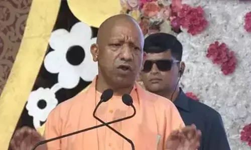 दिवाली से पहले सीएम योगी का तोहफा : सफाईकर्मियों को सीधे खाते में वेतन और आयुष्मान कार्ड