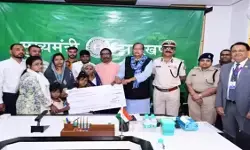 हेमंत सोरेन ने नक्सली हमले में शहीद जवानों के परिजनों को सौंपा 1.10 करोड़ का चेक