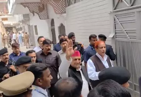 आज़म खान से मिले अखिलेश यादव, जेल से छूटने के बाद उनकी यह पहली मुलाकात