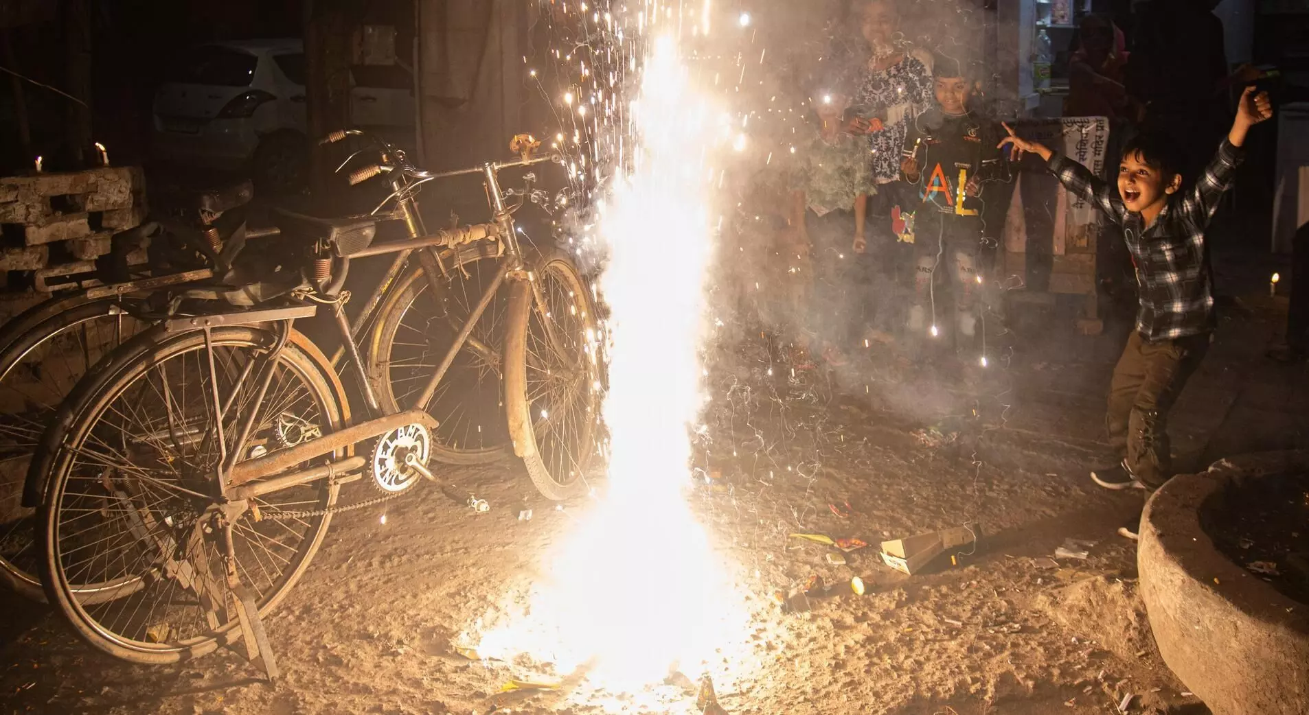 ग्रीन पटाखों पर दिल्ली वालों के लिए छूट क्यों चाहती हैं सीएम? ग्रीन पटाखों पर दिल्ली वालों के लिए छूट क्यों चाहती हैं सीएम?