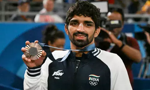 ओलंपिक पदक विजेता अमन सहरावत को भारतीय कुश्ती महासंघ ने किया निलंबित