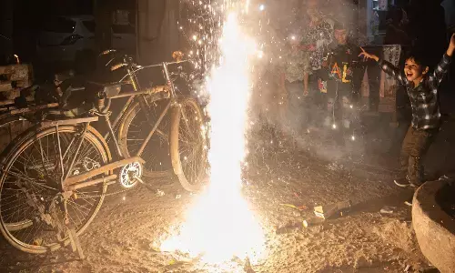 ग्रीन पटाखों पर दिल्ली वालों के लिए छूट क्यों चाहती हैं सीएम? ग्रीन पटाखों पर दिल्ली वालों के लिए छूट क्यों चाहती हैं सीएम?