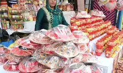 करवा चौथ पर बाजारों की खास रौनक, डिजाइनर करवे बने महिलाओं की पहली पसंद करवा चौथ पर बाजारों की खास रौनक, डिजाइनर करवे बने महिलाओं की पहली पसंद