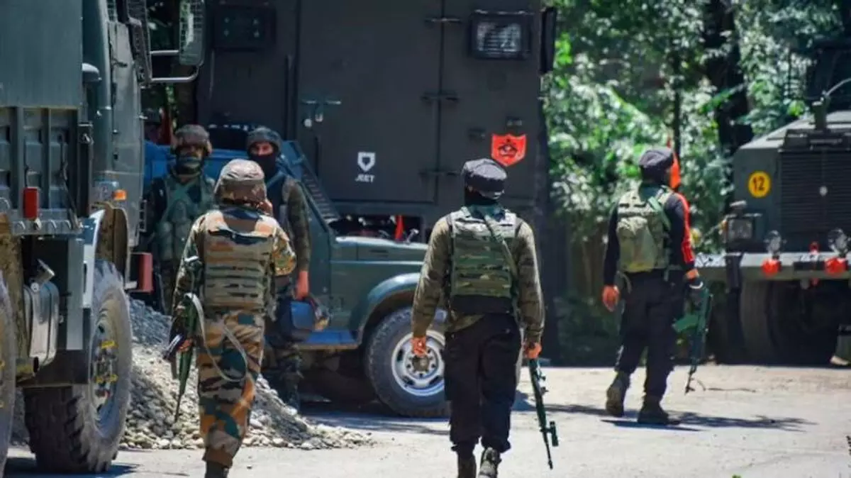 जम्मू-कश्मीर में दो जवान लापता, बर्फीले तूफान से सर्च ऑपरेशन बाधित जम्मू-कश्मीर में दो जवान लापता, बर्फीले तूफान से सर्च ऑपरेशन बाधित