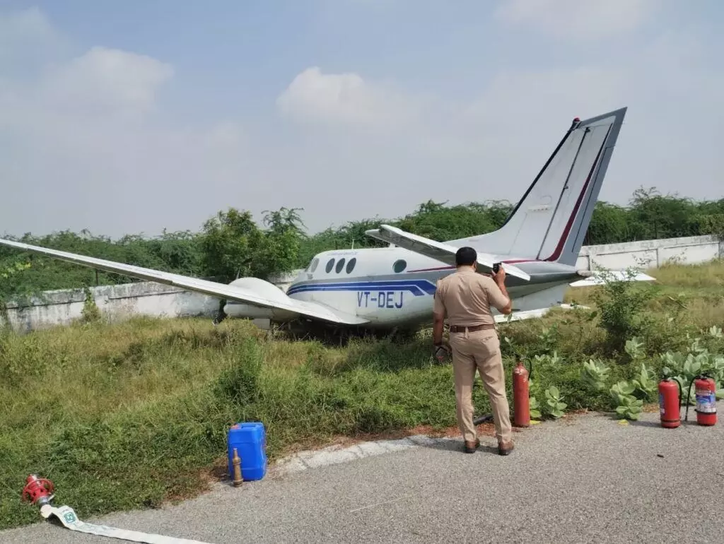 फर्रुखाबाद में बड़ा विमान हादसा टला, टेकऑफ के समय रनवे से फिसला प्राइवेट जेट, सभी लोग सुरक्षित