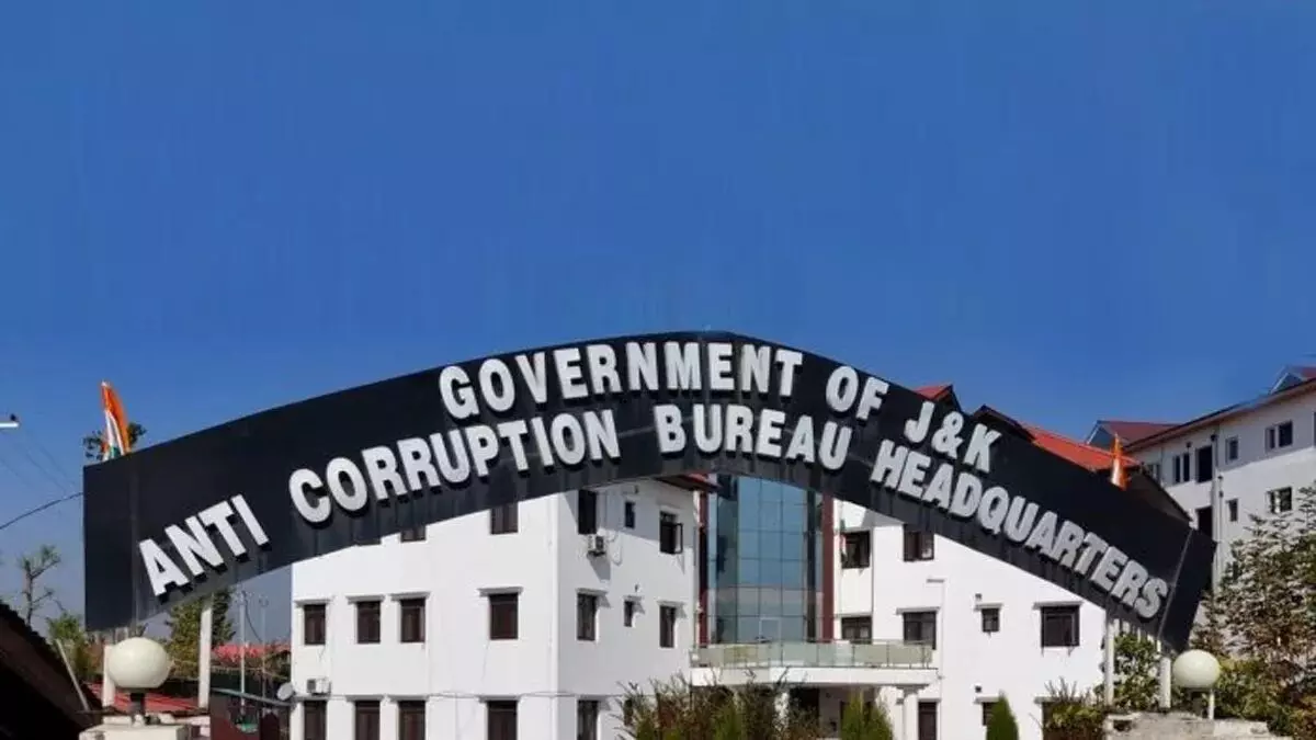 जम्मू कश्मीर में भ्रष्टाचार निरोधक ब्यूरो के घेरे में 10 राजनेता, 90 जेकेएएस और आईएएस अधिकारी