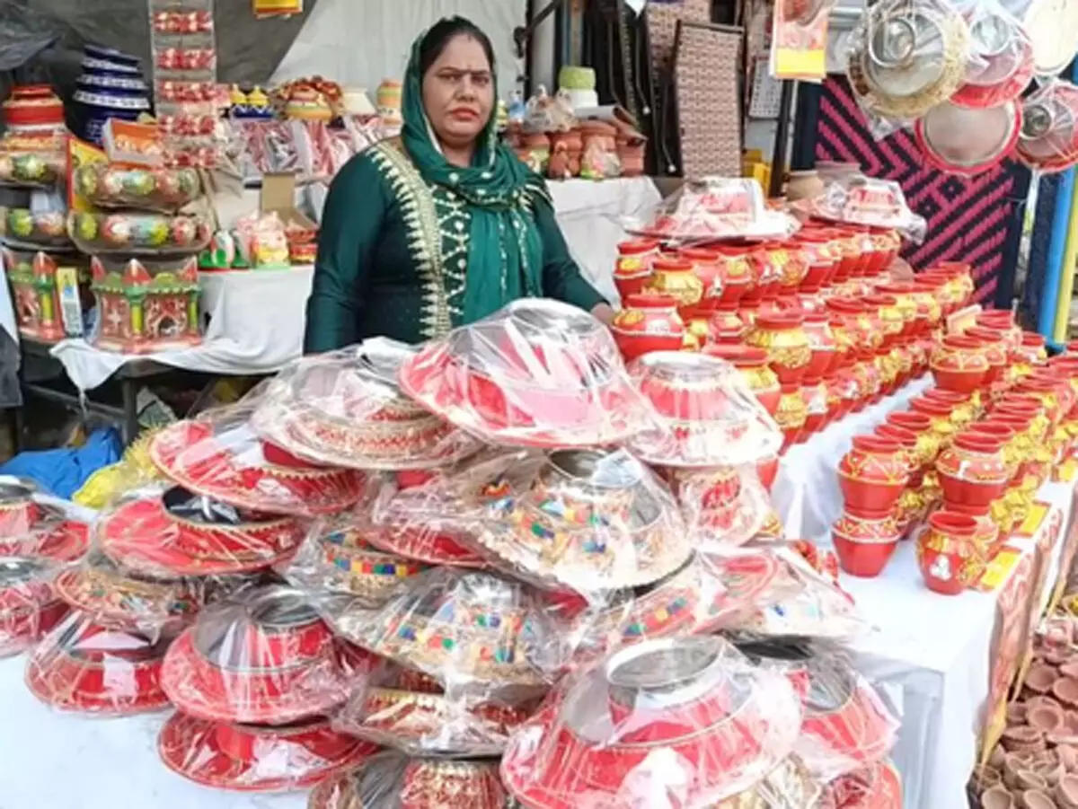 करवा चौथ पर बाजारों की खास रौनक, डिजाइनर करवे बने महिलाओं की पहली पसंद