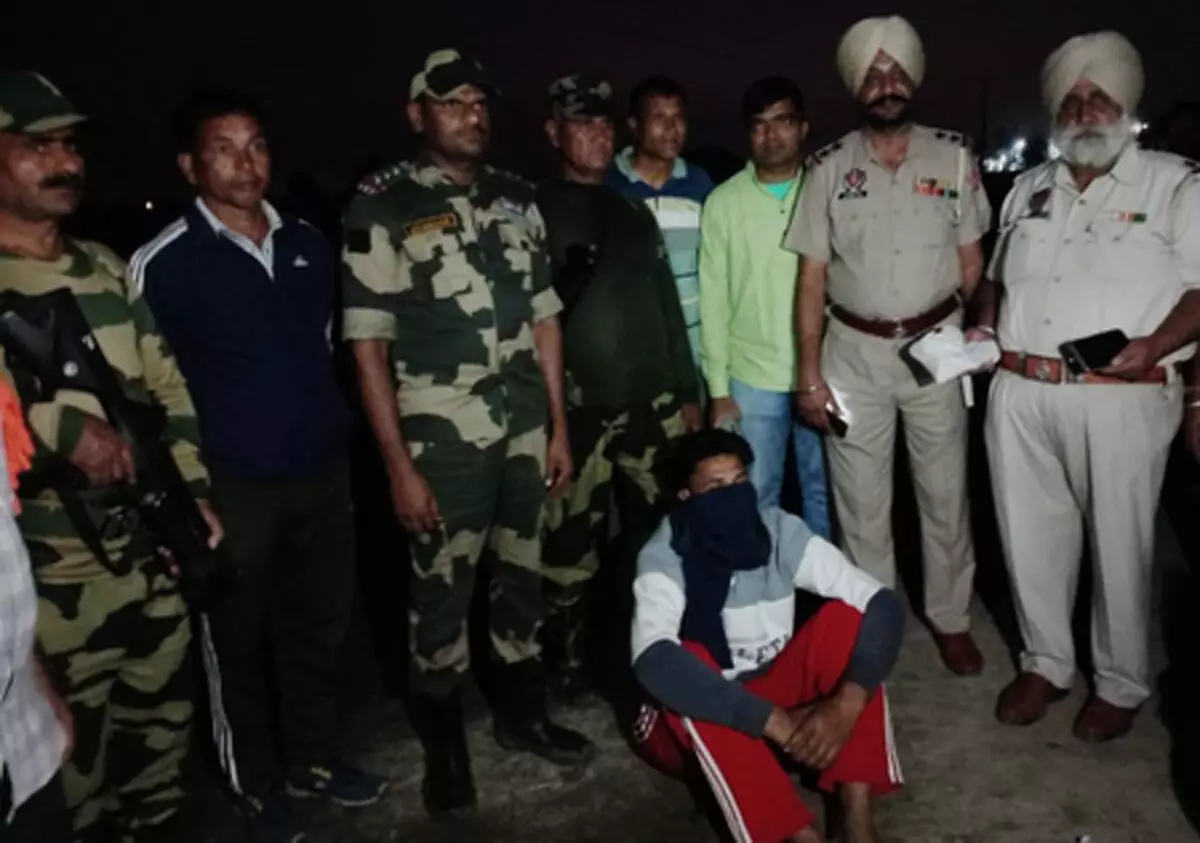 तरनतारन में बीएसएफ की बड़ी कामयाबी, ड्रोन से गिराए गए पिस्तौल बरामद, एक तस्कर गिरफ्तार