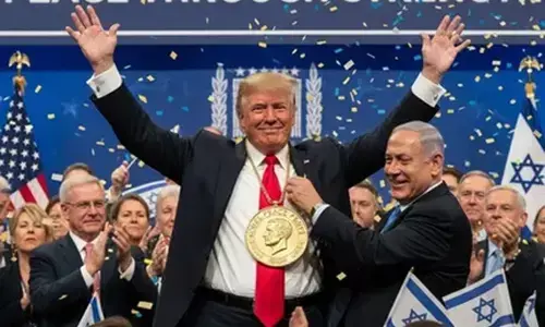 वह इसके हकदार हैं ये कहते हुए नेतन्याहू ने ट्रंप को नोबेल शांति पुरस्कार जीतते हुए दिखाया!