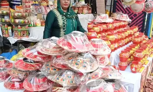 करवा चौथ पर बाजारों की खास रौनक, डिजाइनर करवे बने महिलाओं की पहली पसंद