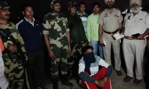 तरनतारन में बीएसएफ की बड़ी कामयाबी, ड्रोन से गिराए गए पिस्तौल बरामद, एक तस्कर गिरफ्तार तरनतारन में बीएसएफ की बड़ी कामयाबी, ड्रोन से गिराए गए पिस्तौल बरामद, एक तस्कर गिरफ्तार