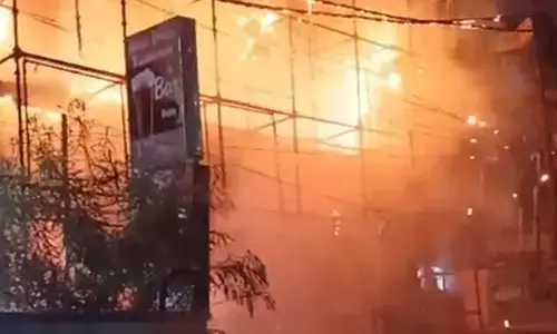 गाजियाबाद के होटल प्लूटो में लगी भीषण आग, दमकल कर्मियों ने 15 लोगों की जान बचाई