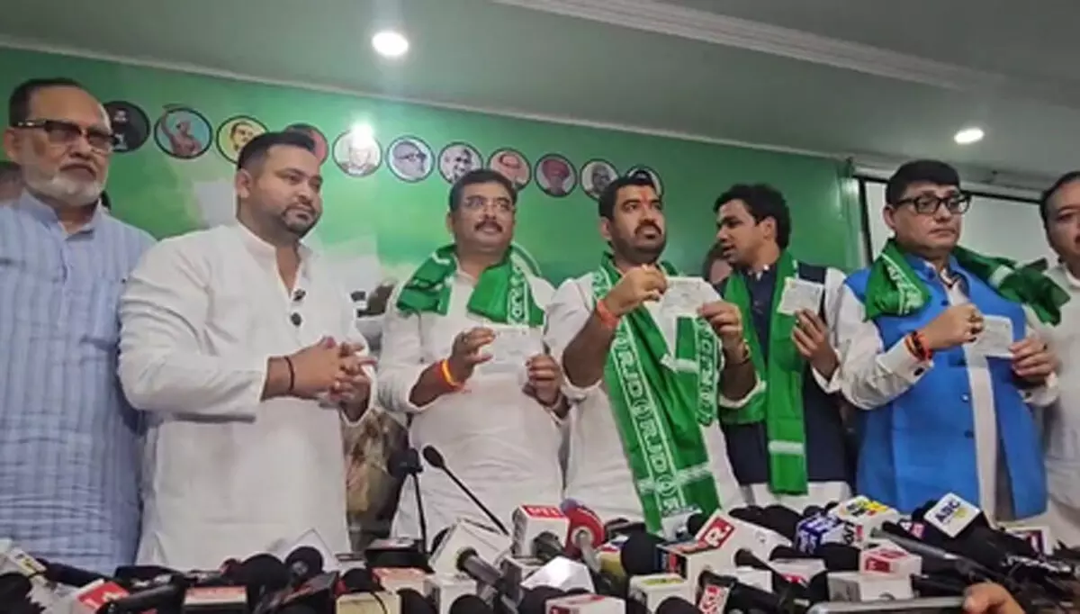 जेडीयू नेता संतोष कुशवाहा ने थामा राजद का दामन, तेजस्वी को बताया गरीबों का नेता