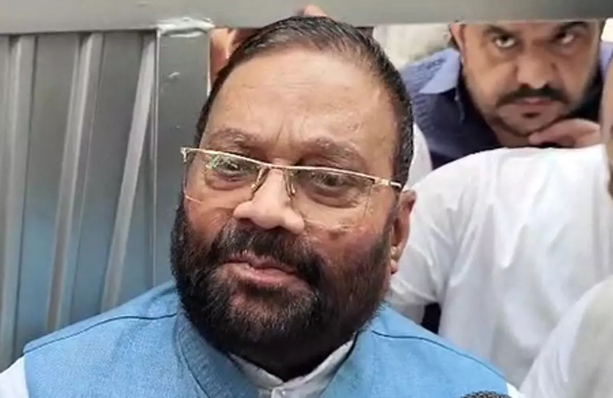 आजम खान से मिले स्वामी प्रसाद मौर्य, भाजपा पर लगाया राजनीतिक प्रतिशोध का आरोप