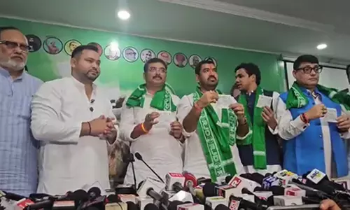 जेडीयू नेता संतोष कुशवाहा ने थामा राजद का दामन, तेजस्वी को बताया गरीबों का नेता