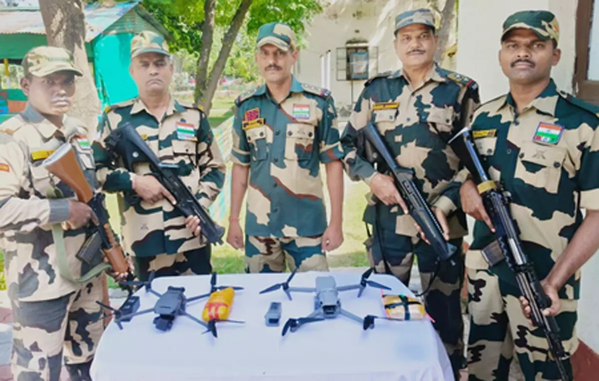 अमृतसर सीमा पर बीएसएफ की बड़ी कार्रवाई, 5 पाकिस्तानी ड्रोन और हेरोइन जब्त