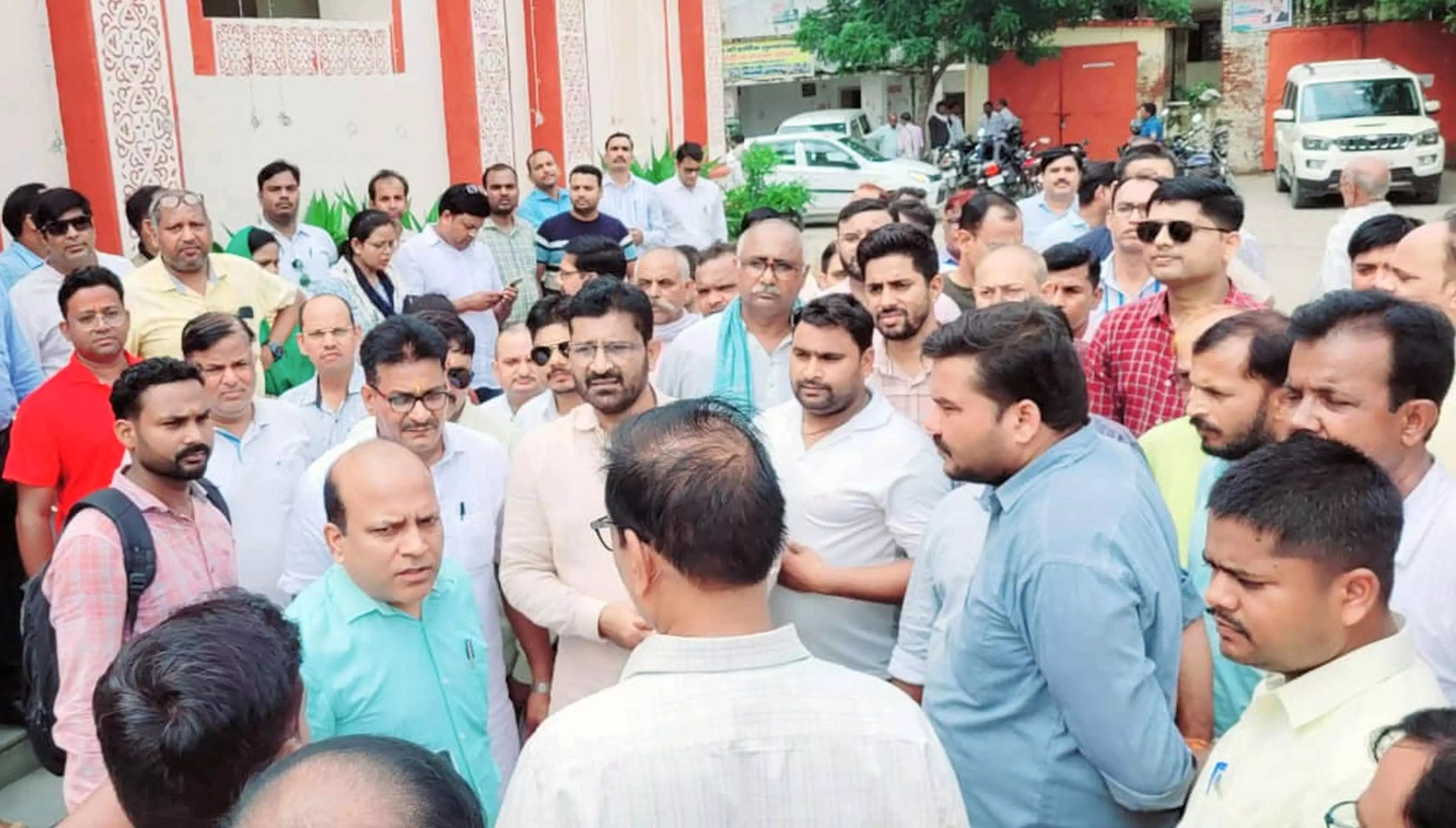 शिक्षकों को दूर बीएलओ ड्यूटी पर भेजे जाने से शिक्षकों में गहरा आक्रोश, दिव्यांग कर्मचारियों और गणित-विज्ञान शिक्षकों ने जताई नाराजगी