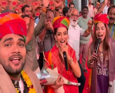 कोटा में अक्षरा सिंह की आवाज का चला जादू, सतरंगी पगड़ी संग लाल साड़ी में बिखेरा जलवा , फैंस ने जमकर लुटाया प्यार