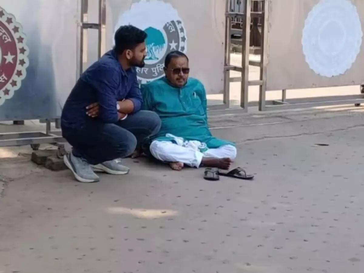 टिकट काटने से नाराज़ नेता धरने पर बैठे, नीतीश कुमार के आवास की घेराबंदी की, गोपाल मंडल भी शामिल
