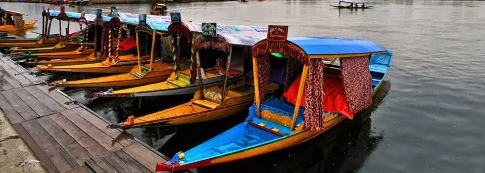 खाली शिकारे, खामोश किनारे, पर्यटन के पतन के बीच अस्तित्व की लड़ाई लड़ रहे शिकारा वाले, नावें छोड़ने पर मजबूर