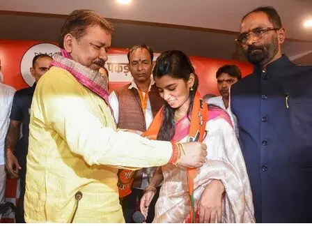 मैथिली ठाकुर बीजेपी में शामिल, इस सीट से लड़ सकती है चुनाव