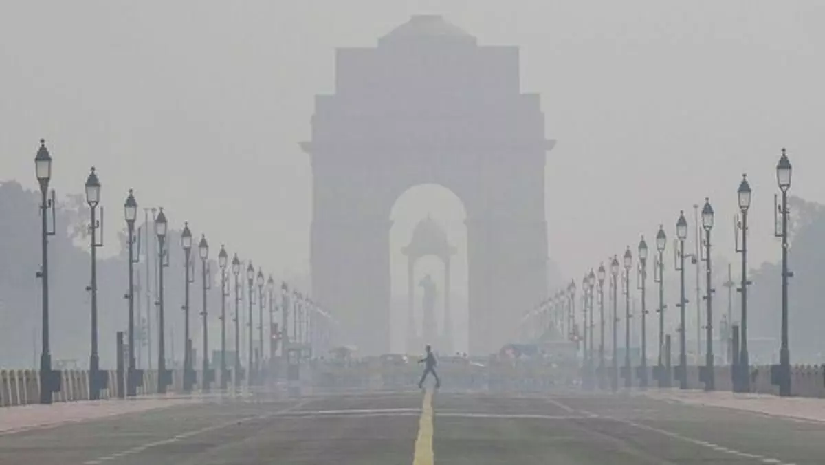 दिल्ली में वायु गुणवत्ता बिगड़ी, स्मॉग से बढ़ा स्वास्थ्य संकट दिल्ली में वायु गुणवत्ता बिगड़ी, स्मॉग से बढ़ा स्वास्थ्य संकट