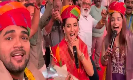 कोटा में अक्षरा सिंह की आवाज का चला जादू, सतरंगी पगड़ी संग लाल साड़ी में बिखेरा जलवा , फैंस ने जमकर लुटाया प्यार