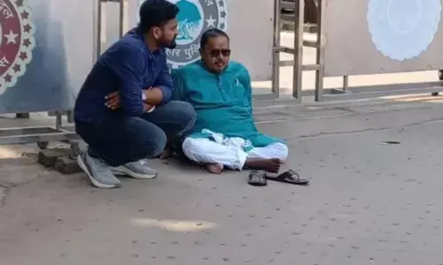 टिकट काटने से नाराज़ नेता धरने पर बैठे, नीतीश कुमार के आवास की घेराबंदी की, गोपाल मंडल भी शामिल