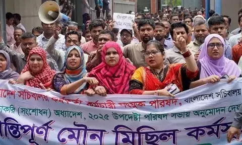 बांग्लादेश : ढाका में शिक्षकों का धरना प्रदर्शन तीसरे दिन भी जारी, दी धमकी, कहा-अगर मांगें पूरी नहीं हुई तो सचिवालय तक करेंगे मार्च