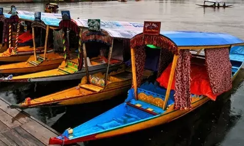 खाली शिकारे, खामोश किनारे, पर्यटन के पतन के बीच अस्तित्व की लड़ाई लड़ रहे शिकारा वाले, नावें छोड़ने पर मजबूर