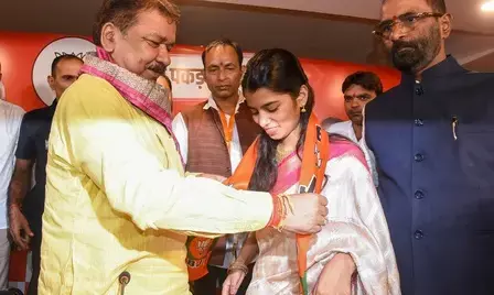 मैथिली ठाकुर बीजेपी में शामिल, इस सीट से लड़ सकती है चुनाव