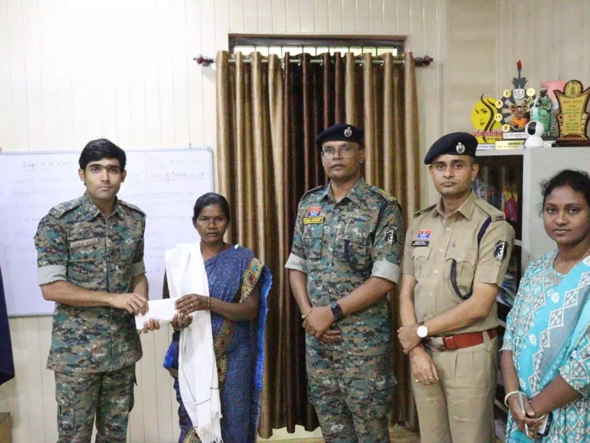 कोंडागांव में 5 लाख की इनामी महिला नक्सली गीता ने किया आत्मसमर्पण