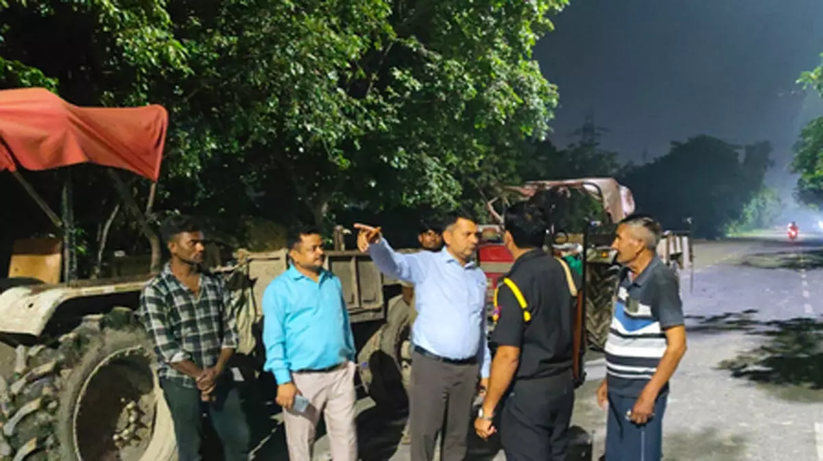 ग्रेटर नोएडा में अवैध कूड़ा फेंकने वालों पर कार्रवाई, चार ट्रैक्टर-ट्रॉलियां जब्त, दो लाख रुपए का जुर्माना