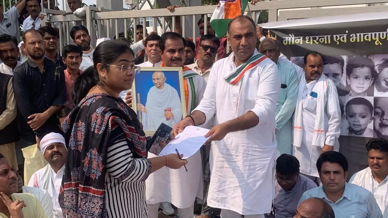 मध्यप्रदेश : कफ सिरप मामले को लेकर कांग्रेस ने किया प्रदर्शन, सौंपा ज्ञापन, दोषियों पर सख्त कार्रवाई की मांग की