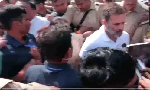 राहुल गांधी ने दलित युवक हरिओम वाल्मीकि के परिवार से की मुलाकात राहुल गांधी ने दलित युवक हरिओम वाल्मीकि के परिवार से की मुलाकात