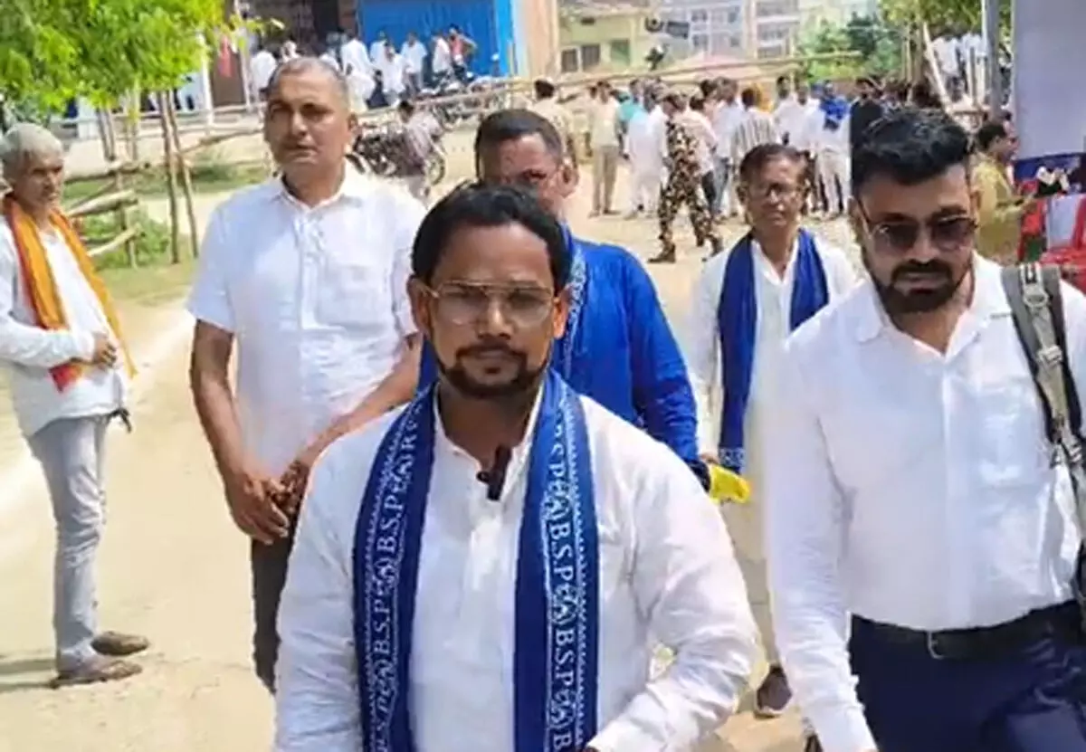 बिहार चुनावः बिरहा गायक ओमप्रकाश दीवाना ने मोहनिया सीट से बसपा के सिंबल पर किया नामांकन