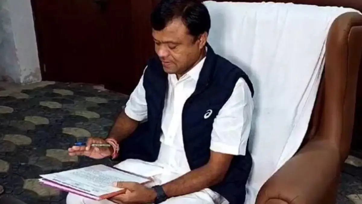 कांग्रेस के वोट चोर गद्दी छोड़ अभियान के तहत प्रदेश अध्यक्ष दीपक बैज को सौंपे गए हजारों हस्ताक्षर