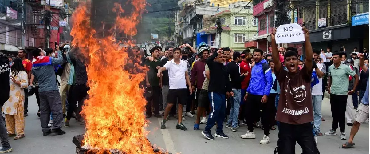 जेन-जी प्रदर्शन: इतने गुस्से में क्यों हैं एशिया के नौजवान? जेन-जी प्रदर्शन: इतने गुस्से में क्यों हैं एशिया के नौजवान?