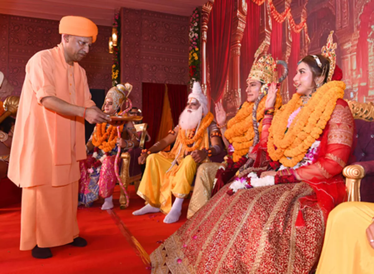 अयोध्या दीपोत्सव 2025: सीएम योगी ने खींचा रथ, उतारी आरती, जय श्रीराम से गूंजा रामकथा पार्क अयोध्या दीपोत्सव 2025: सीएम योगी ने खींचा रथ, उतारी आरती, जय श्रीराम से गूंजा रामकथा पार्क