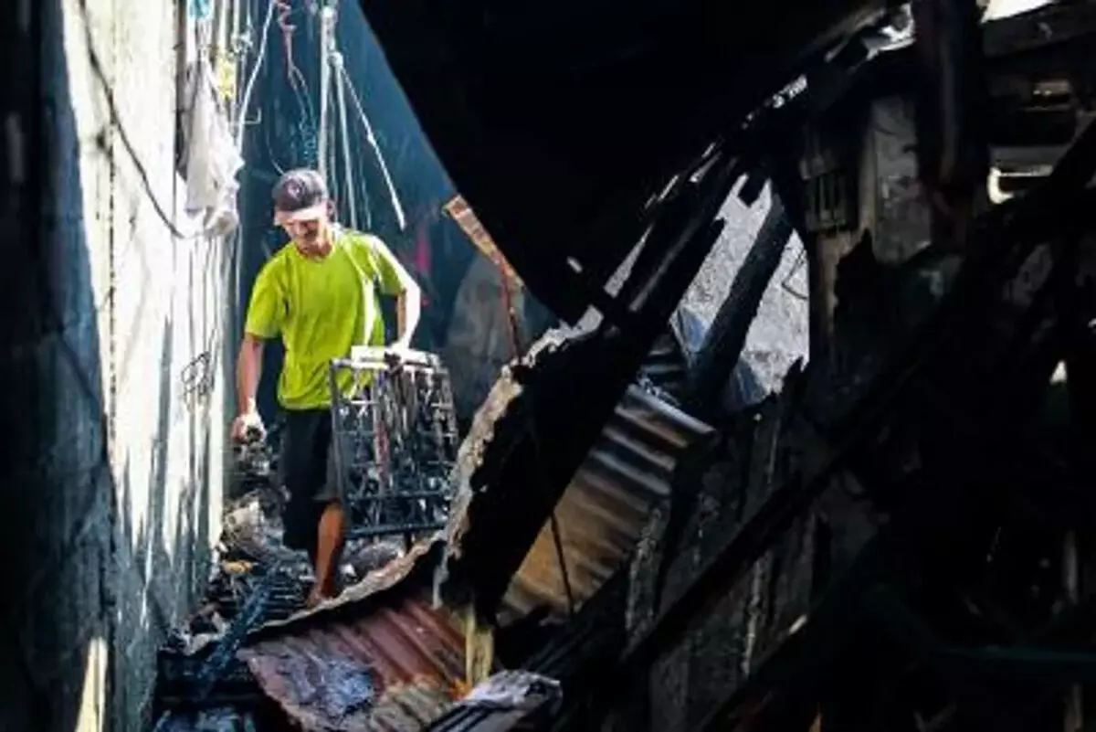 फिलिपींस के मनीला में आग की चपेट में आने से 10 साल की बच्ची की मौत फिलिपींस के मनीला में आग की चपेट में आने से 10 साल की बच्ची की मौत