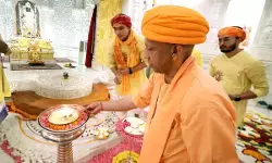 सीएम योगी ने पहले राम मंदिर, फिर राम की पैड़ी पर जलाए श्रद्धा के दीप सीएम योगी ने पहले राम मंदिर, फिर राम की पैड़ी पर जलाए श्रद्धा के दीप