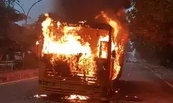 केरल : नेदुमंगाड में एसडीपीआई-सीपीआईएम के बीच हुई झड़प हुई राजनीतिक हिंसा में तब्दील, एम्बुलेंस में लगाई आग केरल : नेदुमंगाड में एसडीपीआई-सीपीआईएम के बीच हुई झड़प हुई राजनीतिक हिंसा में तब्दील, एम्बुलेंस में लगाई आग