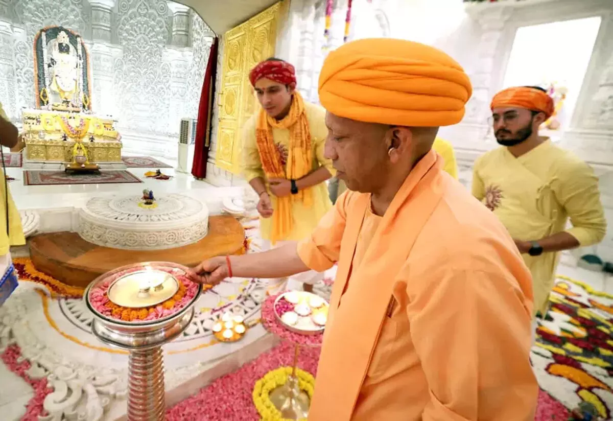 सीएम योगी ने पहले राम मंदिर, फिर राम की पैड़ी पर जलाए श्रद्धा के दीप सीएम योगी ने पहले राम मंदिर, फिर राम की पैड़ी पर जलाए श्रद्धा के दीप