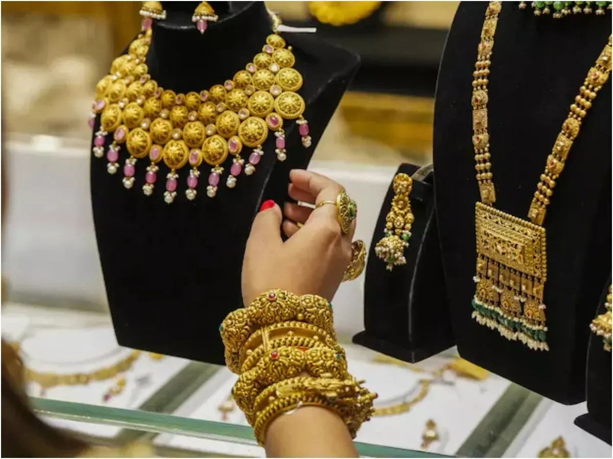 दीपावली पर मिला बड़ा तोहफा, सोने-चांदी के गिरे दाम