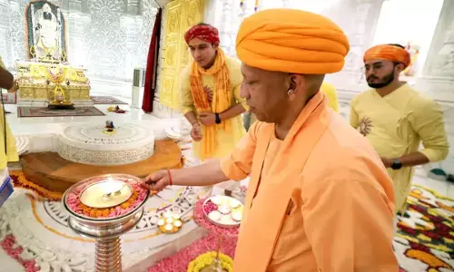 सीएम योगी ने पहले राम मंदिर, फिर राम की पैड़ी पर जलाए श्रद्धा के दीप